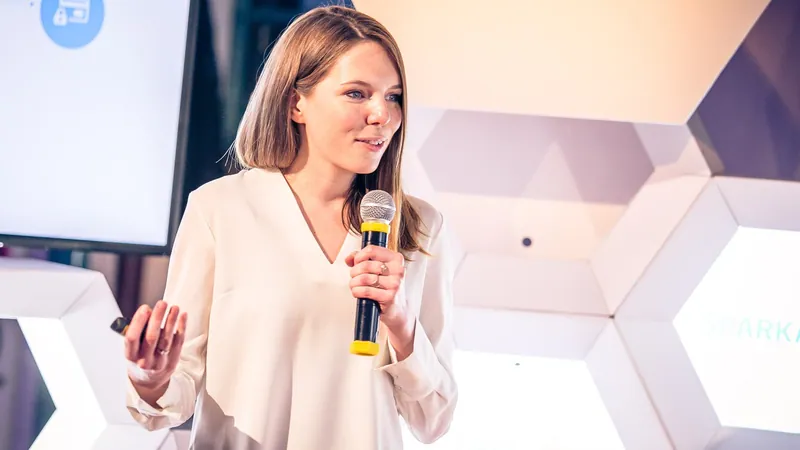 Сюзанна Клепш из MeetFox выступает на сцене с микрофоном