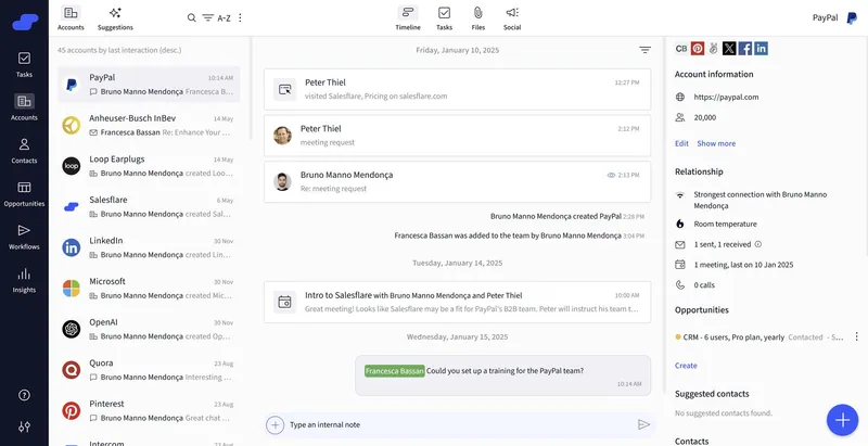 PayPal 계정에서 새롭게 디자인한 Salesflare 앱: 가운데에는 상호작용 타임라인이 있고, 오른쪽에는 계정 정보와 관계 패널이 있어요