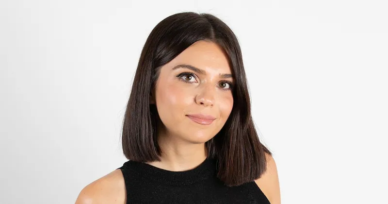 Lisa Popovici, Mitgründerin von Cartloop, auf einem Studio-Porträt vor weißem Hintergrund