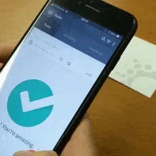 Salesflare에서 연락처로 추가할 명함을 가리키며 스캔하는 iPhone