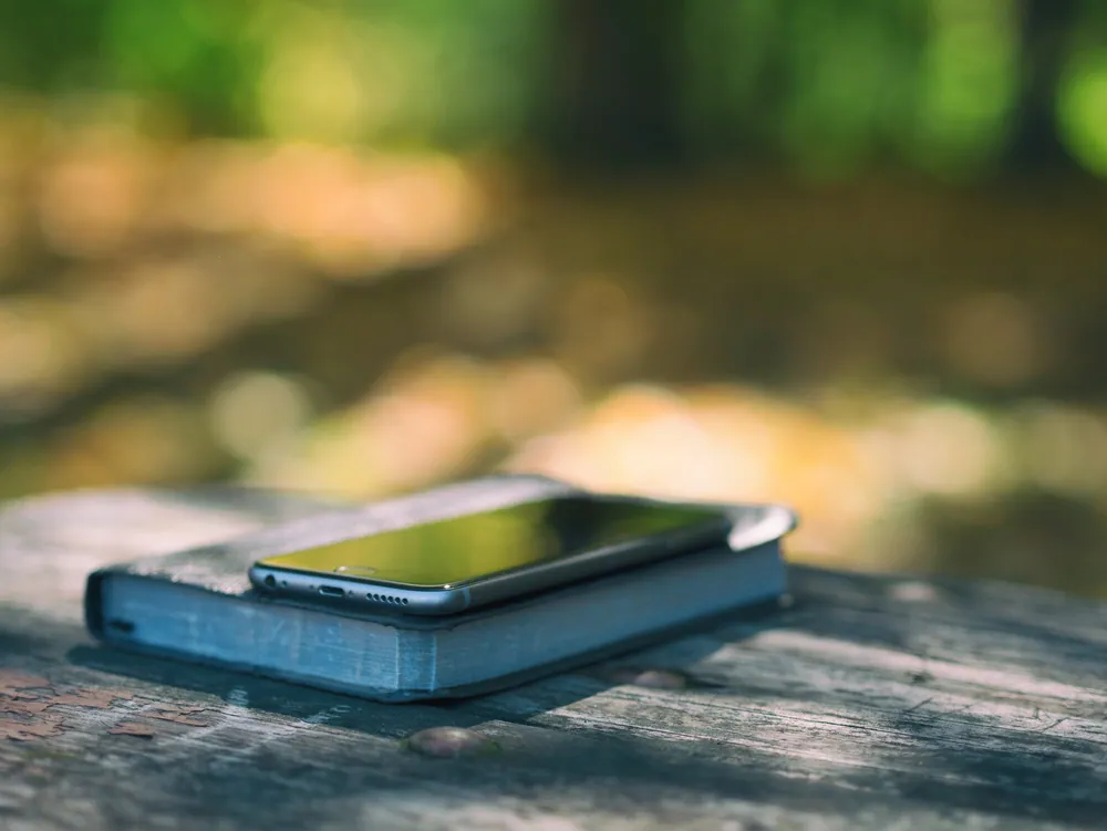 iPhone на книге