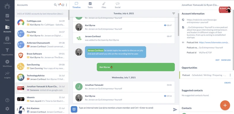 الخط الزمني لحساب Salesflare الخاص ببودكاست، حيث يجمع بين سجل البريد الإلكتروني المشترك والملاحظات الداخلية التي تذكر أحد أعضاء الفريق باستخدام @