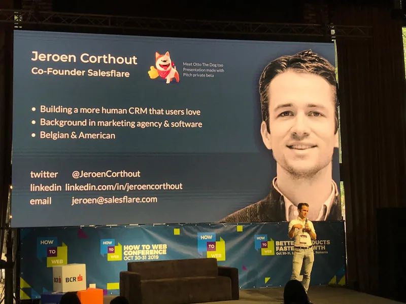 Jeroen Corthout sur la scène de How To Web 2019 à Bucarest, sa diapo de présentation à l'écran derrière lui