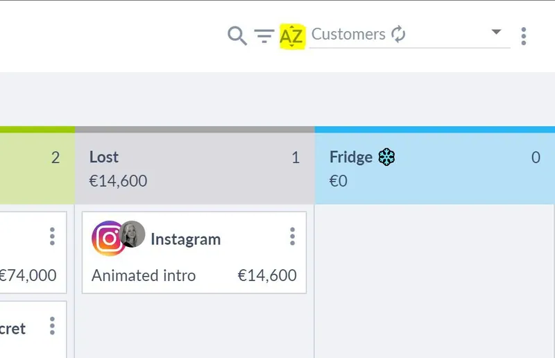 노란색으로 강조된 A–Z 정렬 버튼이 있는 Salesflare 파이프라인 헤더 클로즈업