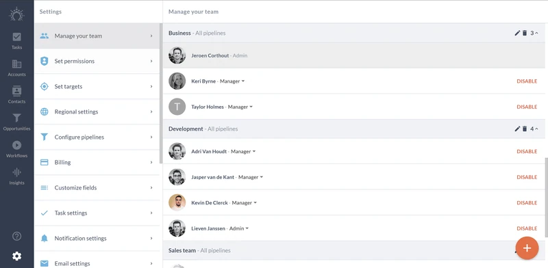 شاشة إدارة فريقك في Salesflare، حيث جُمّع الزملاء ضمن مجموعتي الأعمال والتطوير، ومُنح كل منهم دورًا