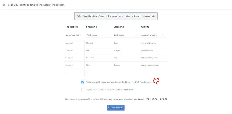 شاشة الاستيراد في Salesflare التي تطابق أعمدة الاسم الأول والاسم الأخير والموقع الإلكتروني، مع سهم يشير إلى مربع الاختيار المحدد «Find email address when none is specified»