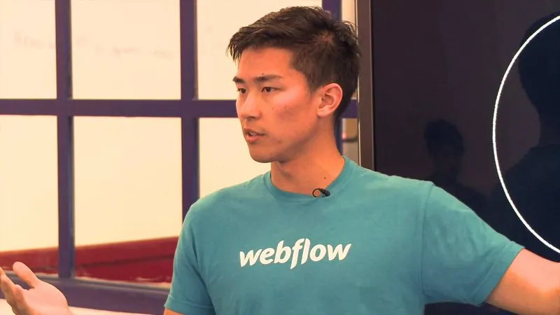 براينت تشو، الشريك المؤسس لـ Webflow، يتحدث بحماس مرتدياً قميصاً بلون Webflow الفيروزي