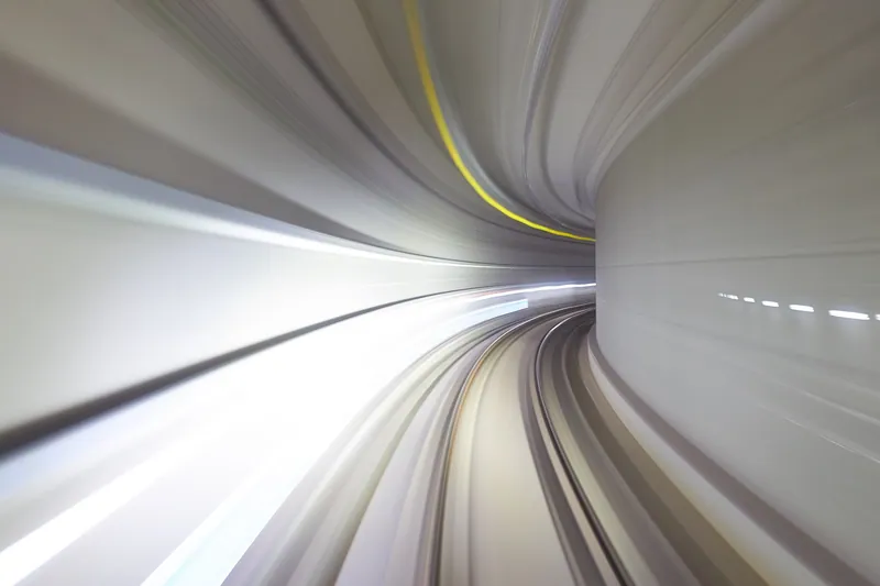 Die autonome U-Bahn in Suwon, Südkorea, wurde eröffnet und hat eine Glasfront. Dies ist eine Langzeitbelichtung durch den Tunnel.