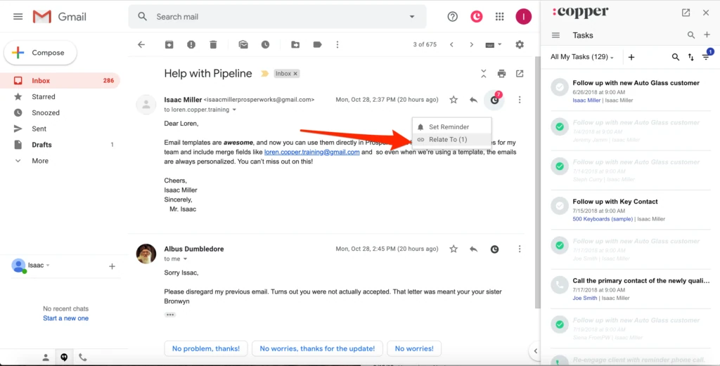 Copper-Seitenleiste in Gmail mit Aufgabenliste, Pfeil auf die Option "Relate To" im Menü einer E-Mail