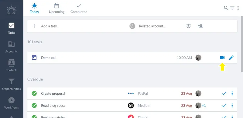 سهم يشير إلى أيقونة مكالمة الفيديو في مهمة مكالمة تجريبية ضمن قائمة مهام اليوم في Salesflare