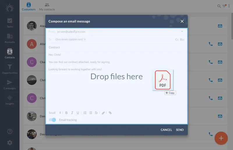 Salesflare 이메일에 PDF 파일을 끌어다 놓을 때 작성 창에 ‘여기에 파일 놓기’ 오버레이가 표시된 모습