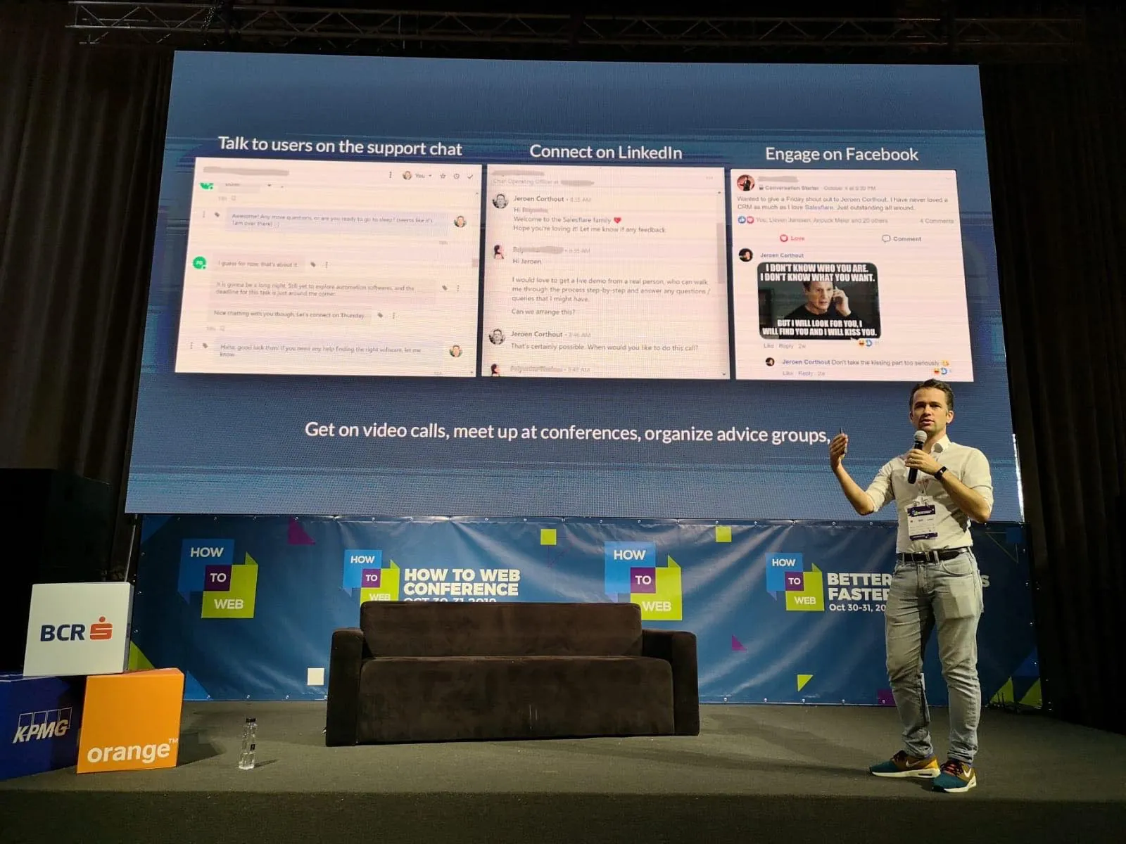 Jeroen Corthout sur la scène How To Web ; sa diapo montre trois canaux clients : chat de support, LinkedIn et échanges Facebook