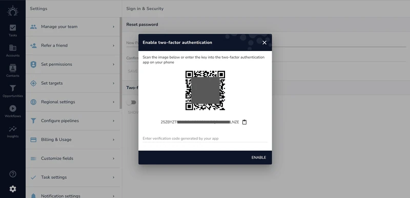 مربع حوار تمكين المصادقة الثنائية في Salesflare، ويحتوي على رمز QR ومفتاح احتياطي ومربع لإدخال رمز التحقق