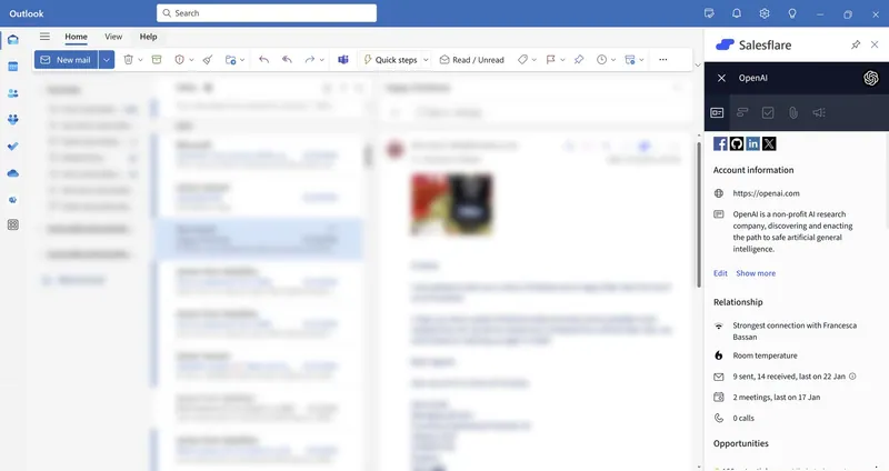 Salesflare-Seitenleiste in Outlook mit den Kontodaten von OpenAI, Beziehung und E-Mail-Verlauf