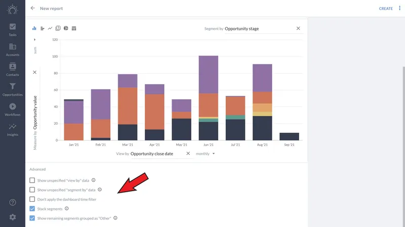الخيارات المتقدمة في أسفل منشئ تقارير Salesflare، مع تحديد الخيار «تكديس الشرائح»، ويشير إليه سهم أحمر