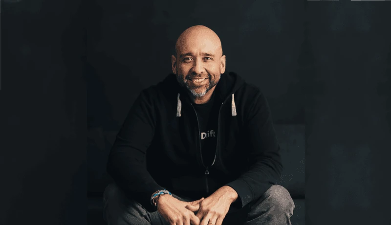 David Cancel، الشريك المؤسس لـ Drift وضيف هذه الحلقة، يرتدي قميصًا يحمل شعار Drift تحت سترة بغطاء رأس داكنة
