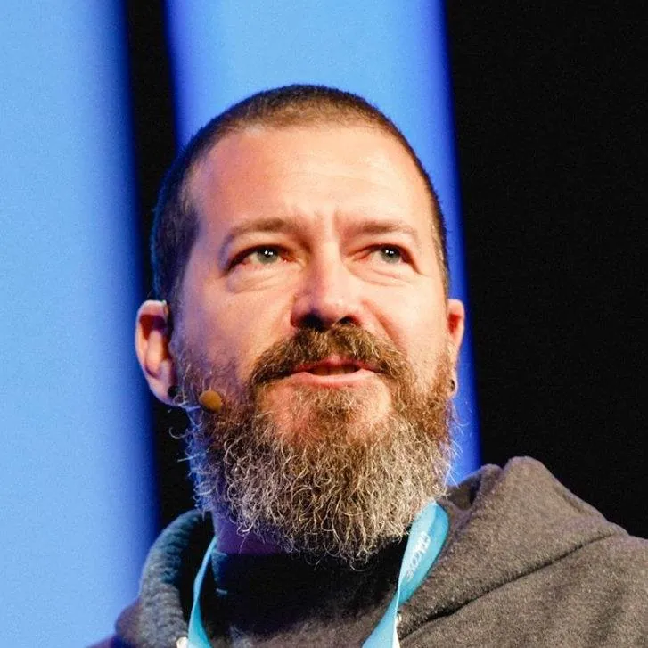ريك بيرّو، مؤسس Unbounce، يتحدث على خشبة المسرح وهو يضع ميكروفونًا للرأس