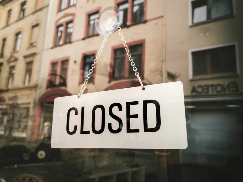 클로징 기법의 결과를 비유적으로 보여주는 ‘closed’ 안내문이 붙은 창문