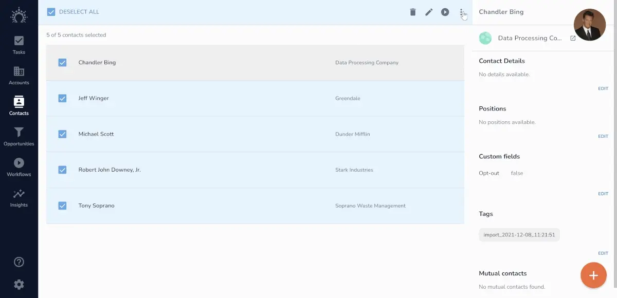 Список контактов в Salesflare: выбраны 5 из 5 контактов, над ними открыта панель массовых действий