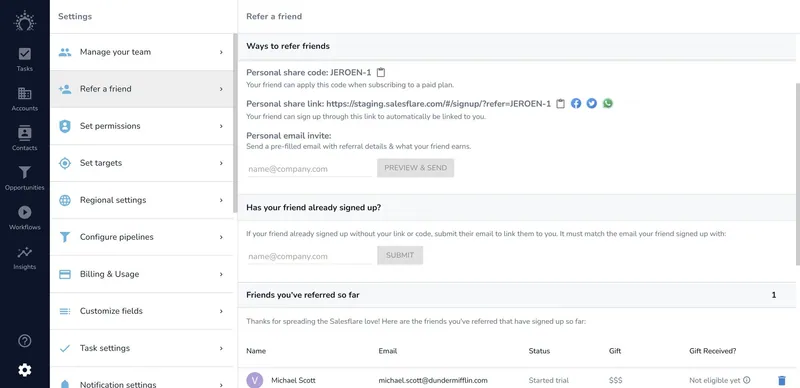 Настройки Salesflare «Порекомендовать другу»: личный код и ссылка для отправки, поле приглашения по электронной почте, форма для добавления друга, который уже зарегистрировался, и таблица друзей, которым ты уже порекомендовал Salesflare
