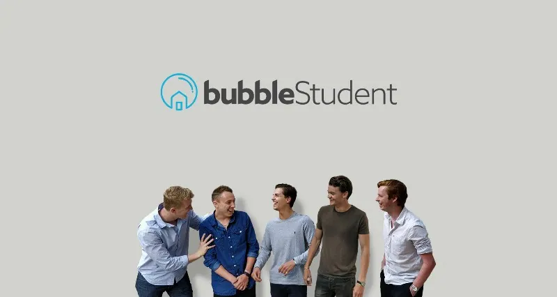 شعار bubbleStudent فوق فريق الشركة المؤلف من خمسة أشخاص وهم يضحكون معًا أمام جدار رمادي